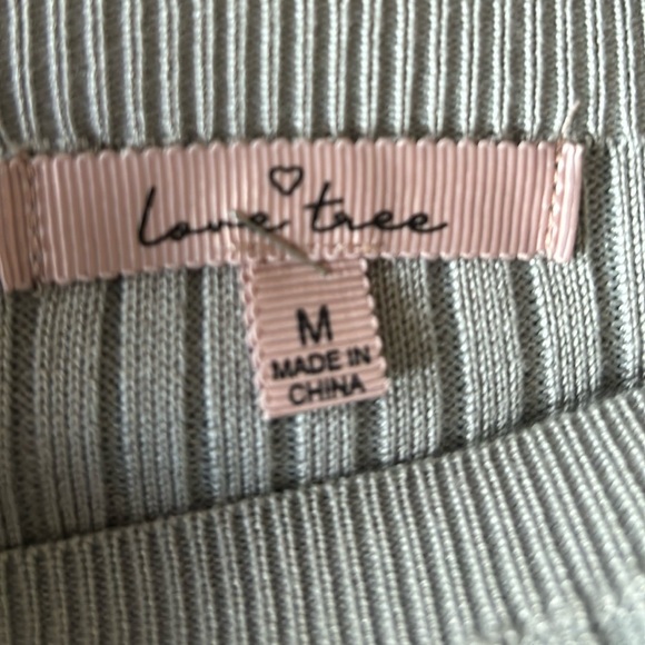 Love Tree NWOT. Sage textured deep V-neck front and back.Waist tie, size Medium. - Picture 10 of 12